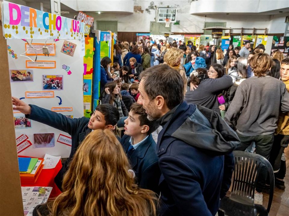 educacion petrecca recorrio la feria de ciencias 1 scaled