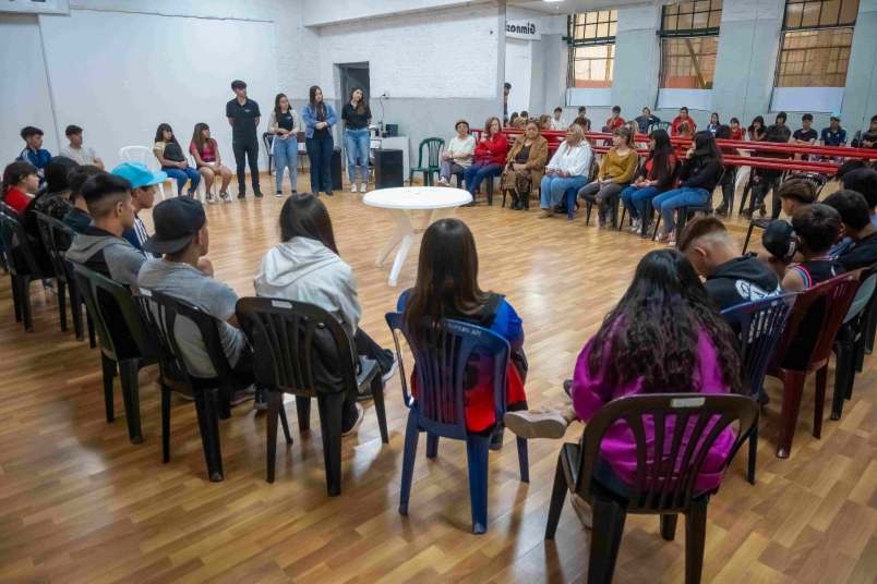 adultos mayores y jovenes de envion ii