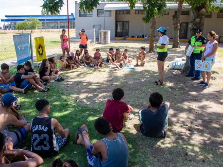 seguridad vial charla en escuelas abiertas en verano 1