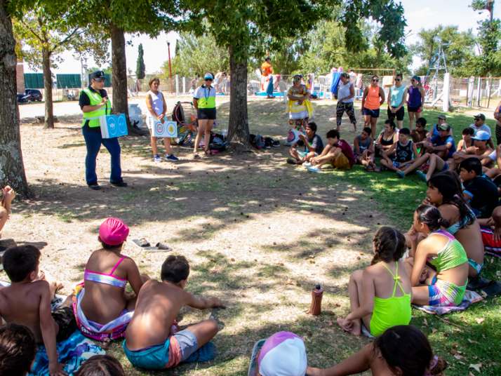 seguridad vial charla en escuelas abiertas en verano 2