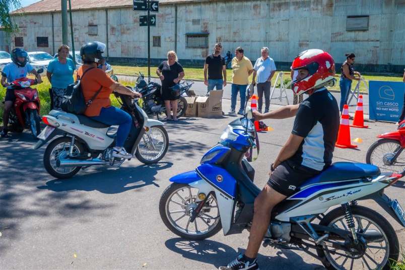 seguridad vial clinica conduccion moto y entrega de casco 2