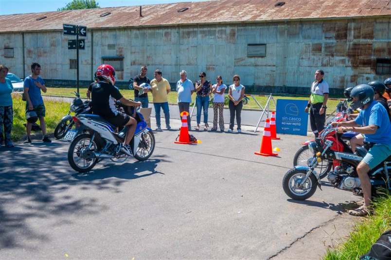 seguridad vial clinica conduccion moto y entrega de casco 3