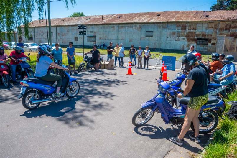 seguridad vial clinica conduccion moto y entrega de casco 4